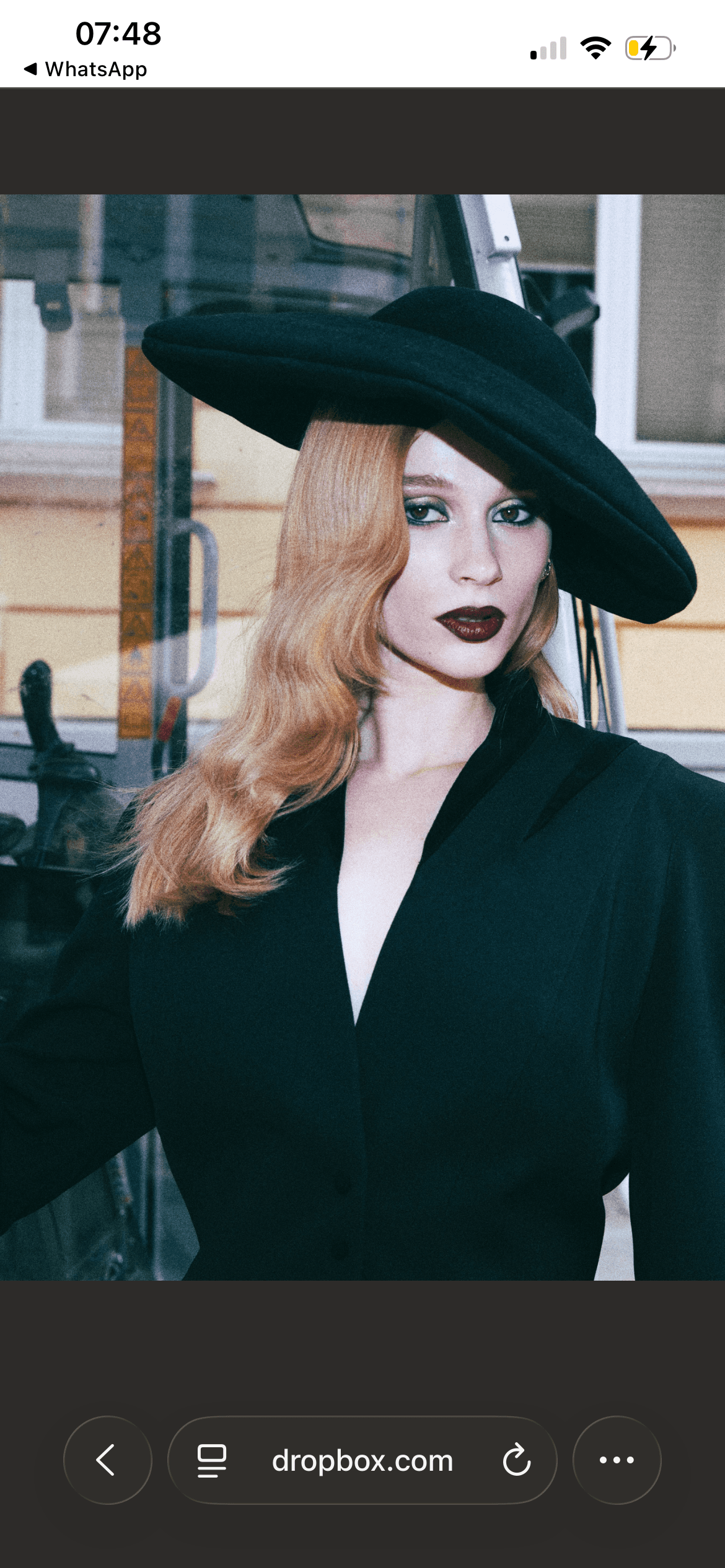 Kreatives Editorial Make-up mit grünen Augen und dunklen Lippen von Emilia Peppel